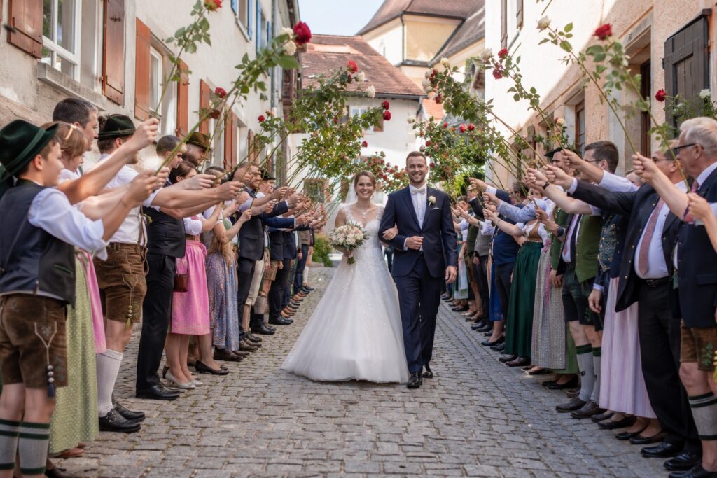 Traditionelle Gassen Aufstellung bei Hochzeits Spalier
