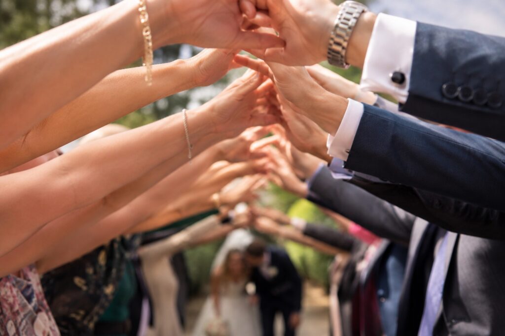 Tunnel und Brücken aus Händen oder Armen beim Hochzeit Spalier